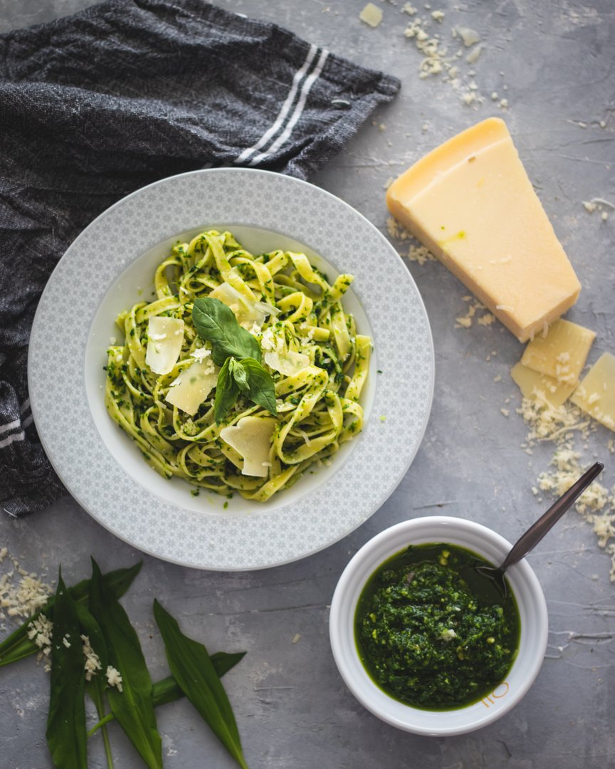 Tagliatelle s pestem z medvědího česneku Tagliatelle s pestem z medvědího česneku