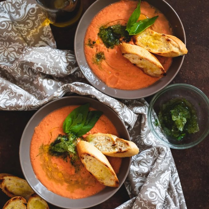 Studená polévka gazpacho je přesně tím správným jídlem, které se hodí do parného léta. 🍅☀️ Tento španělský tradiční recept na polévku, která je&hellip;