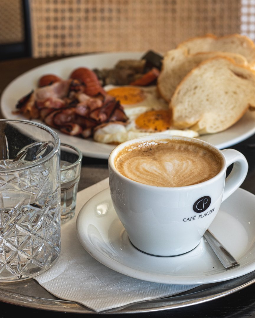 Cappuccino a snídaně Placzek Cappuccino a snídaně Placzek