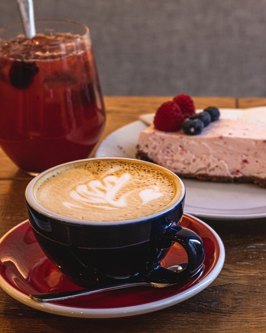 Cappuccino, malinový cheesecake, vanilkovo-ostružonová limonáda Cappuccino, malinový cheesecake, vanilkovo-ostružonová limonáda