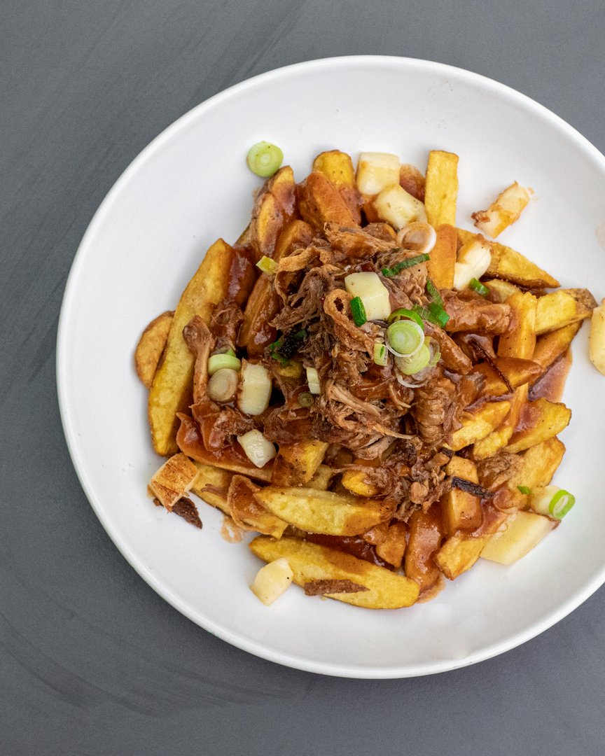 Poutine s trhaným vepřovým masem a BBQ omáčkou Poutine s trhaným vepřovým masem a BBQ omáčkou
