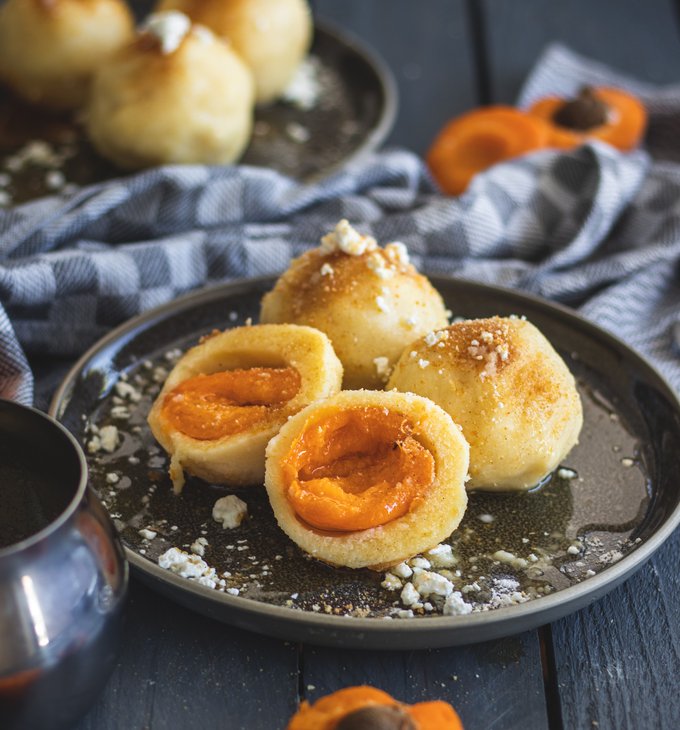 Meruňkové knedlíky z odpalovaného těsta