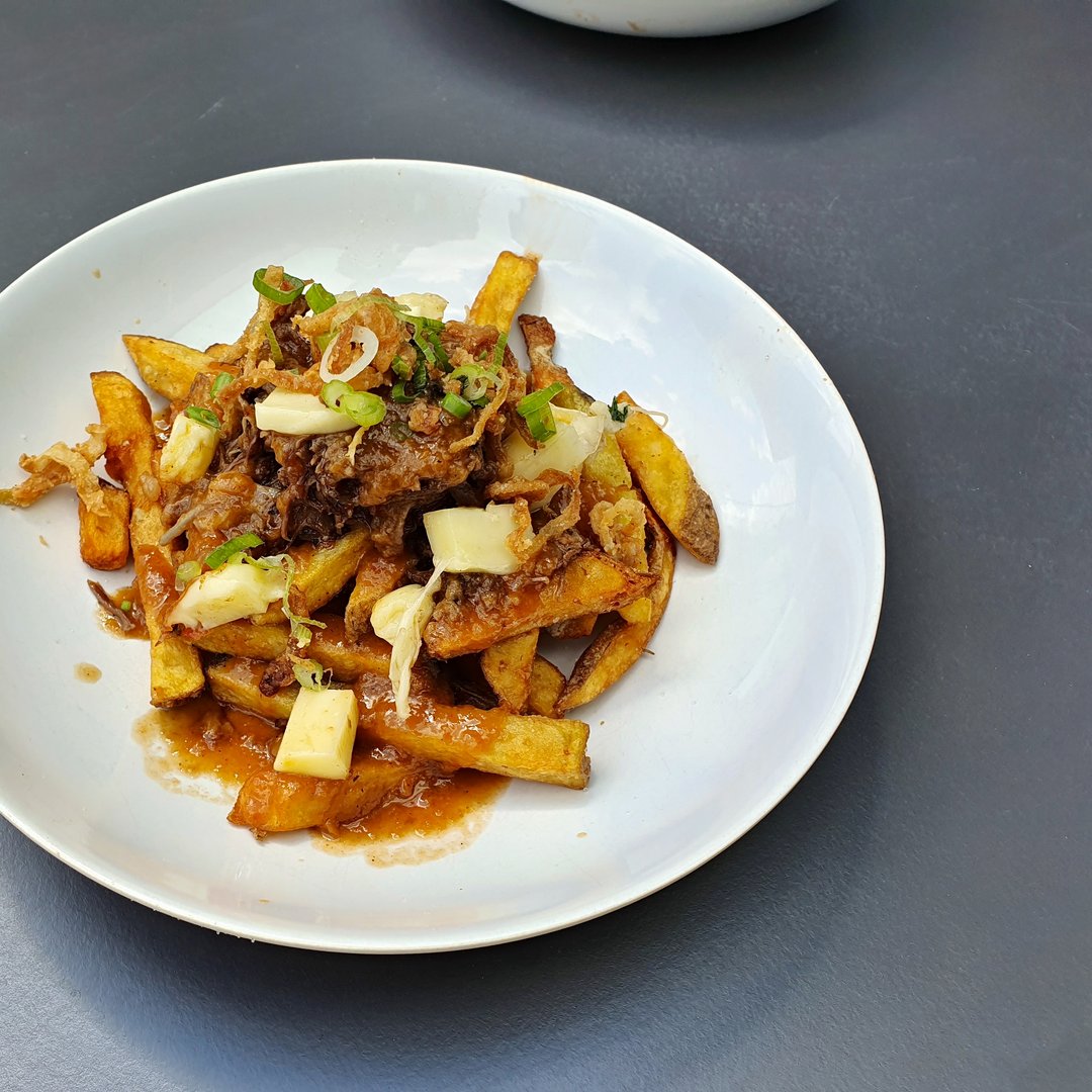 Poutine s trhaným hovězím žebrem Poutine s trhaným hovězím žebrem