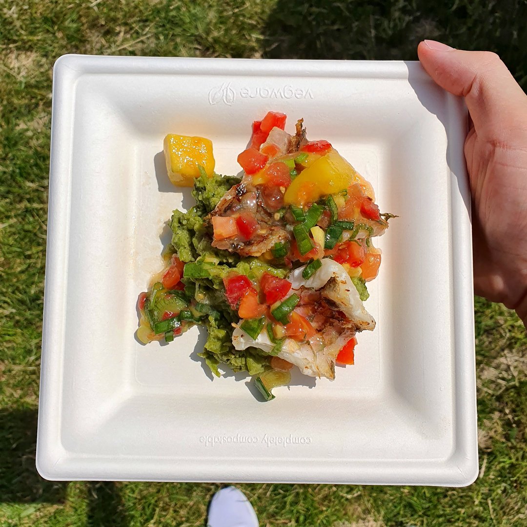 Steak z papouščí ryby, mangová salsa s mačkaným hráškem a koriandrem Steak z papouščí ryby, mangová salsa s mačkaným hráškem a koriandrem