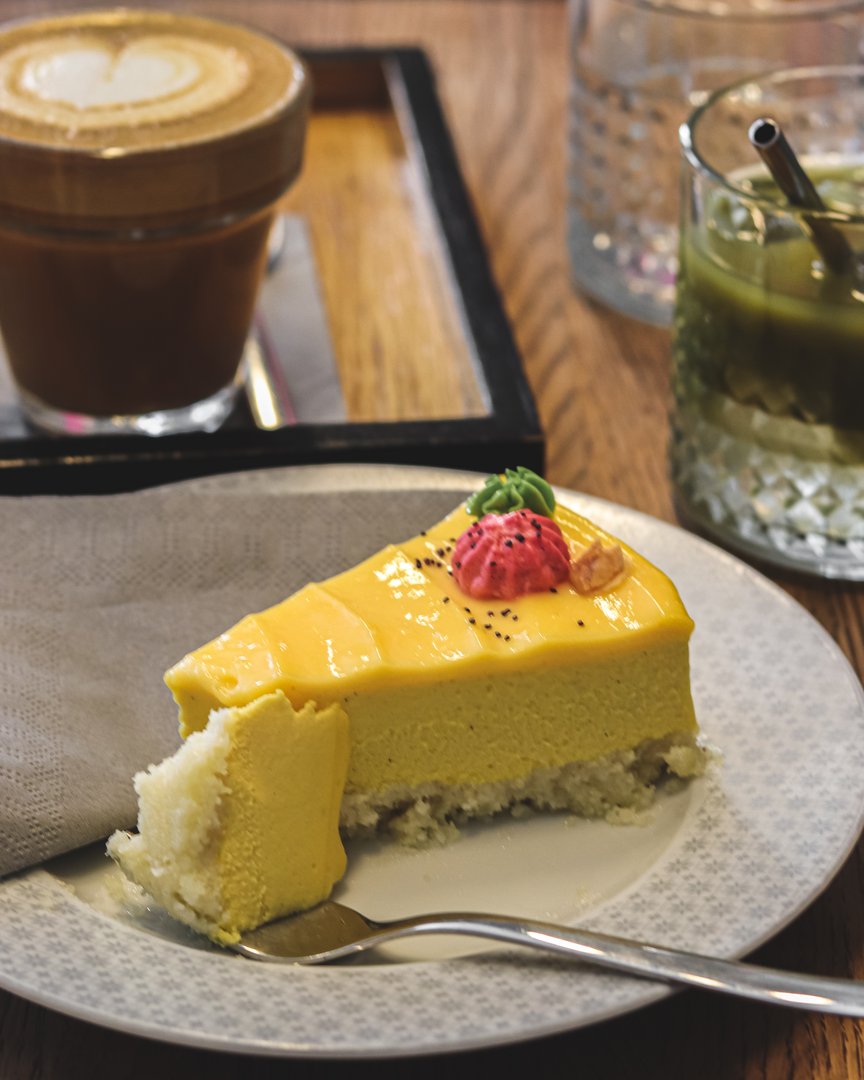 Mangový cheesecake, flat white a matcha tonik