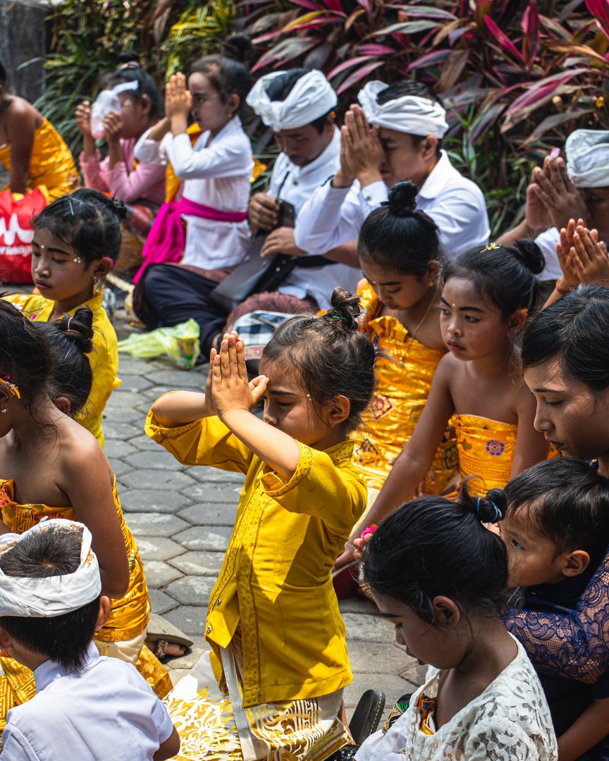Balijci při ceremonii