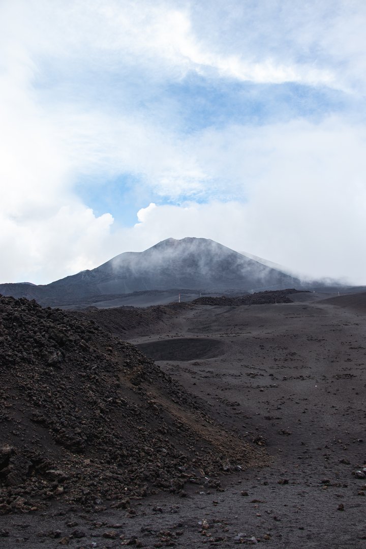 Etna zahalená v kouři