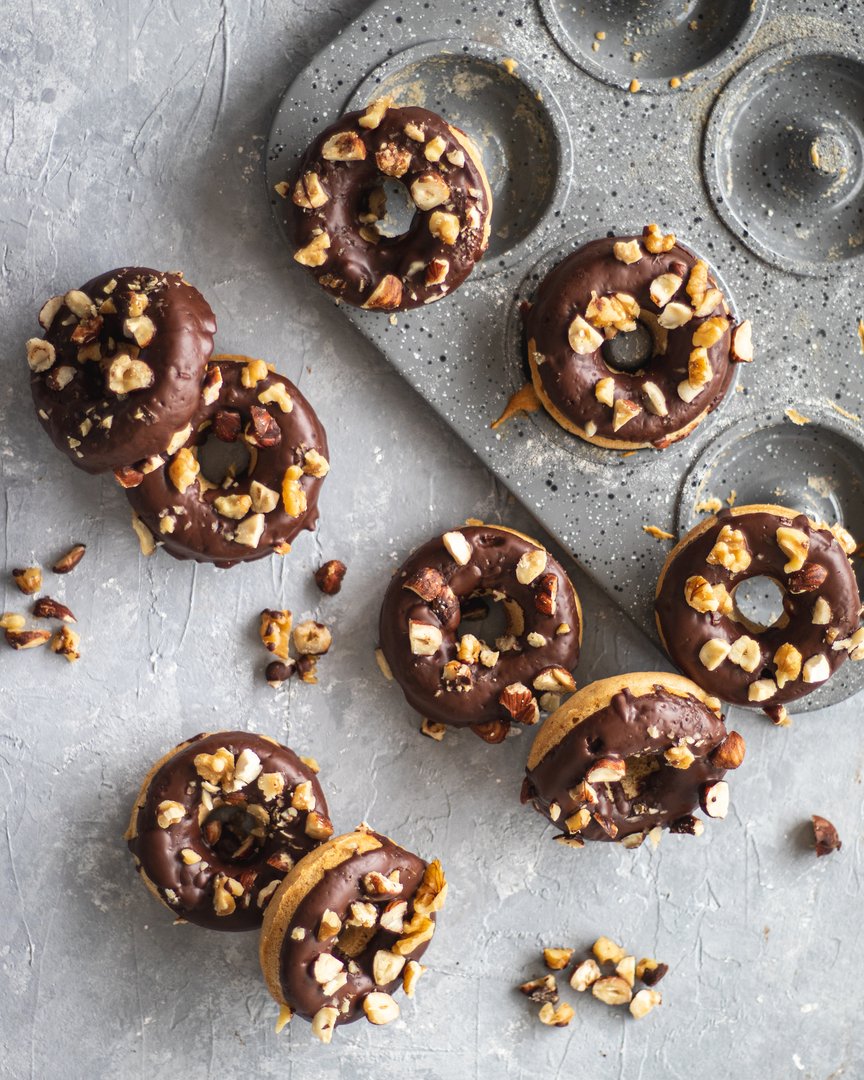 Donuty s čokoládou a oříšky Donuty s čokoládou a oříšky